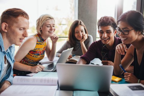 Studenti al computer