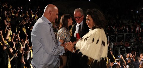 Cerimonia di Consegna dei Diplomi di Laurea, la Rettrice annuncia l’intitolazione del Cortile del Rettorato a Lorena Quaranta