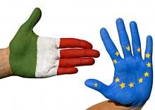 mano con bandiera italiana e mano con banidera europea